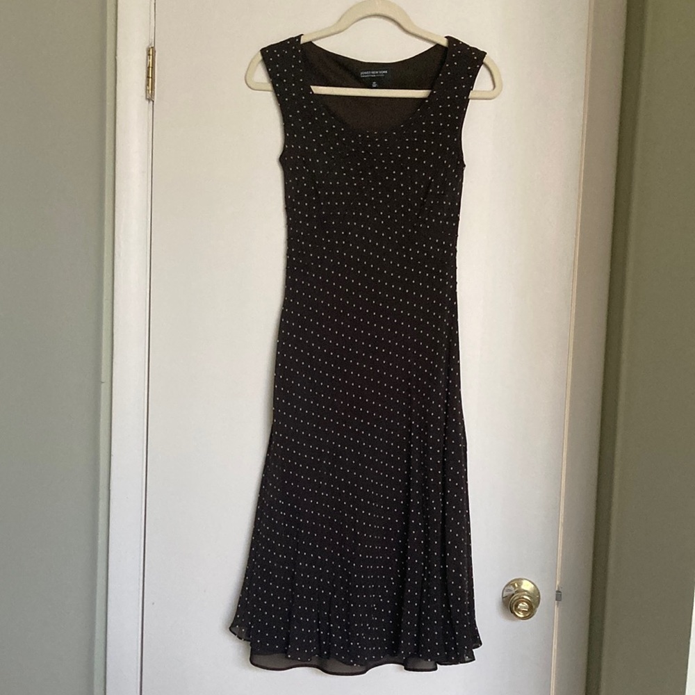 JONES NEW YORK Classic sleeveless fitted dress with little swirl bottom. Size 6P